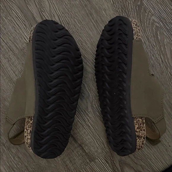 Hurley brand Tan Kids Sandals with Velcro Straps - Picture 2 of 5